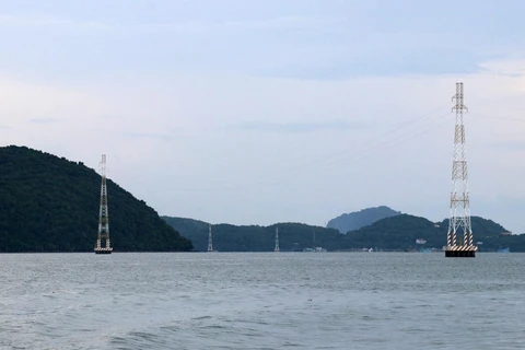Lưới điện quốc gia ra một số xã đảo trên vùng biển Tây Nam của tỉnh Kiên Giang. (Ảnh: Lê Huy Hải/TTXVN)