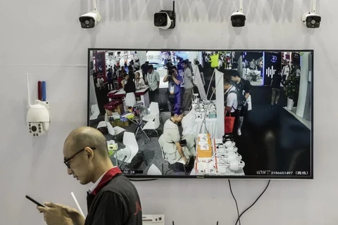 Một hệ thống camera giám sát được trưng bày tại hội chợ công nghệ CES châu Á, ở Thượng Hải, tháng 6/2019. (Nguồn: Bloomberg)