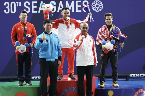 Vận động viên Thạch Kim Tuấn (bên trái) đoạt huy chương bạc. (Ảnh: Hoàng Linh/TTXVN)