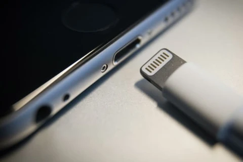 Apple sẽ khai tử cổng kết nối Lightning trên iPhone từ 2021?. (Nguồn: Getty Images)