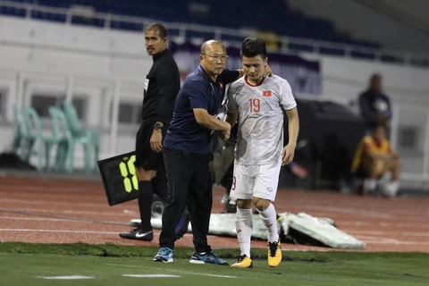 Quang Hải buộc phải ra sân do chấn thương ngay đầu hiệp 1 với U22 Singapore. (Ảnh: Hoàng Linh/TTXVN)