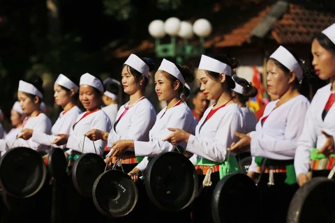 Trình diễn các tiết mục văn hóa phi vật thể tiêu biểu của dân tộc Mường tỉnh Hòa Bình. (Ảnh: Trọng Đạt/TTXVN)