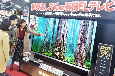 Sản phẩm tivi OLED 8K của LG tại một cửa hàng điện tử ở Nhật Bản, ngày 10/12. (Nguồn: Yonhap)