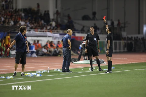 Huấn luyện viên Park Hang-seo cáu gắt vì phải nhận thẻ đỏ. (Ảnh: TTXVN)