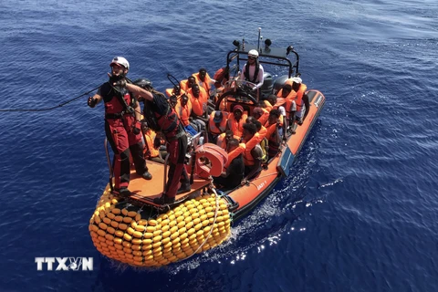 Ảnh tư liệu: Người di cư được cứu trên Địa Trung Hải ngày 12/8/2019. (Nguồn: AFP/TTXVN)
