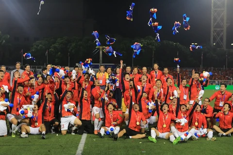 Đội U22 Việt Nam nhận chiếc huy chương Vàng lịch sử môn bóng đá nam tại SEA Games. (Ảnh: Hoàng Linh/TTXVN)