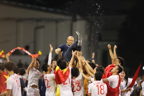 Cầu thủ Việt Nam tung hô huấn luyện viên Park Hang-seo. (Nguồn: TTXVN)