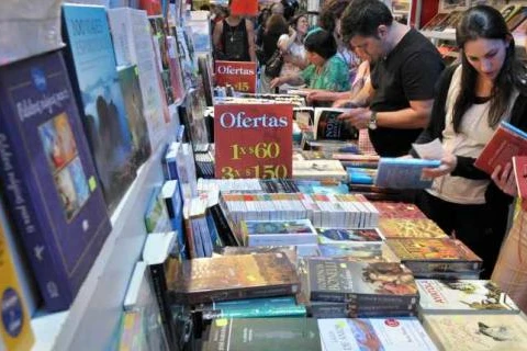 Khách tham quan các gian trưng bày sách tại Hội chợ Sách quốc tế La Habana. (Nguồn: cubaplusvacationrental.com)