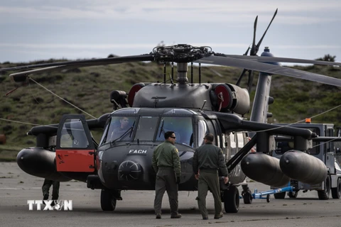 Máy bay Black Hawk tham gia chiến dịch tìm kiếm máy bay vận tải Air Force C-130 Hercules của Chile bị mất tích, tại căn cứ quân sự Chabunco ở Punta Arenas, Chile ngày 11/12/2019. (Nguồn: AFP/TTXVN)