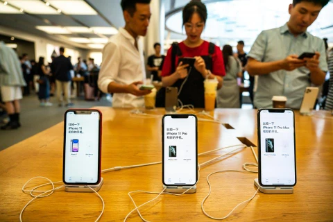 Các mẫu iPhone 11 được bày bán trong cửa hàng ở Trung Quốc. (Nguồn: Getty Images)