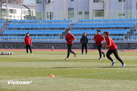 Hình ảnh cầu thủ U23 Việt Nam vui vẻ tập luyện dưới nắng đông Hàn Quốc