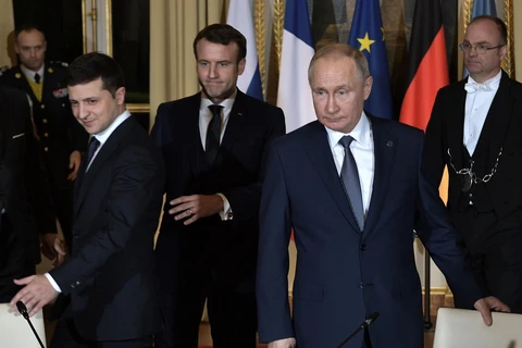 Tổng thống Pháp Emmanuel Macron (ở giữa) mời hai nhà lãnh đạo Nga, Ukraine vào bàn thảo luận tại Hội nghị thượng đỉnh Bộ tứ Normandy. (Nguồn: Getty Images)