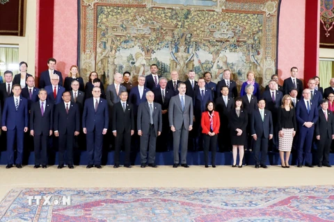 Nhà vua Tây Ban Nha Felipe VI và các Ngoại trưởng ASEM chụp ảnh chung. (Ảnh: Phạm Thắng/TTXVN)