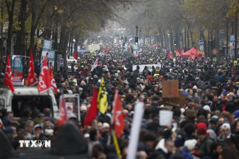 Tuần hành phản đối cải cách lương hưu tại Paris, Pháp ngày 5/12/2019. (Nguồn: AFP/TTXVN)