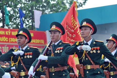 Quân đội anh hùng vững bước dưới lá cờ vinh quang của Đảng