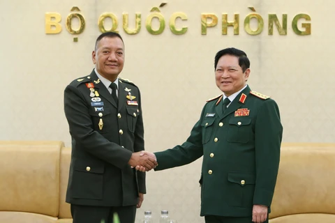 Đại tướng Ngô Xuân Lịch, Bộ trưởng Quốc phòng tiếp Đại tướng Ponpipaat Benyasri. (Ảnh: Dương Giang/TTXVN)