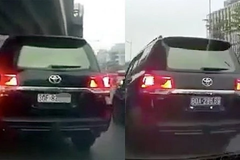 Hình ảnh một chiếc xe ở Hà Nội được cho là lắp thiết bị thay đổi biển số bị camera hành trình của xe sau ghi lại thời điểm thay biển số từ biển trắng sang biển xanh. 