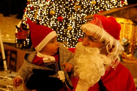 Ông già Noel và trẻ em tại quảng trường Manger, Bethlehem. (Nguồn: Reuters)
