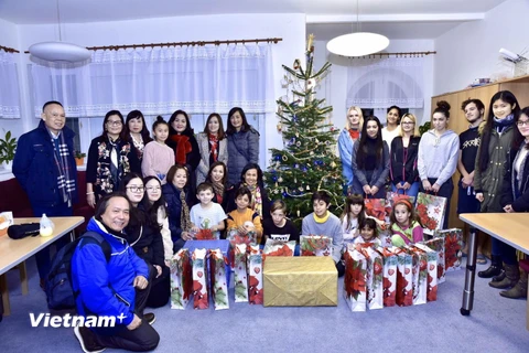 Hội người Việt Nam ở Brno và Nhóm từ thiện Hương Sen tặng quà tại Nhà trẻ mồ côi ở Brno. (Ảnh: Lê Huấn/Vietnam+)