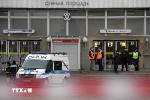 Ảnh tư liệu: Cảnh sát gác tại nhà ga tàu điện ngầm ở Saint Petersburg, Nga. (Nguồn: AFP/ TTXVN)