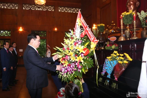Phó Thủ tướng Vương Đình Huệ dâng hoa tưởng niệm Chủ tịch Hồ Chí Minh. (Nguồn: baonghean.vn)
