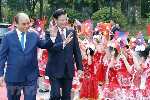Thủ tướng Chính phủ Nguyễn Xuân Phúc và Thủ tướng Chính phủ nước Cộng hòa Dân chủ Nhân dân Lào Thongloun Sisoulith. (Nguồn: TTXVN)