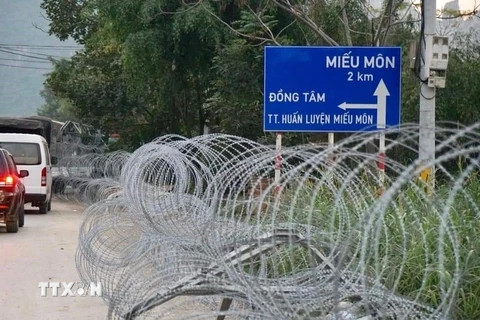 Đất khu đồng Sênh được quây bằng thép gai. Cảnh sát cắm chốt tại tất cả các lối ra vào thôn Hoành (xã Đồng Tâm). (Nguồn: TTXVN phát)