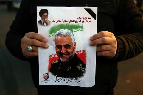 Một người ủng hộ cầm ảnh chân dung Tướng Iran Qasem Soleimani. (Nguồn: Reuters)