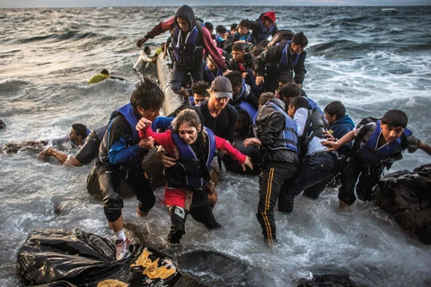 Một nhóm người di cư trên biển Đại Trung Hải được cứu hộ đưa vào đất liền. (Nguồn: Getty Images)