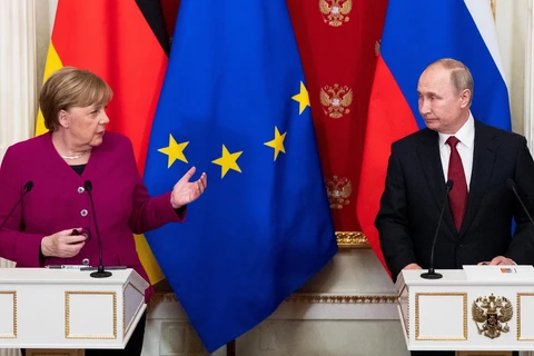 Tổng thống Nga Vladimir Putin (phải) và Thủ tướng Đức Angela Merkel (trái) tại cuộc họp báo chung ở Moskva,Nga, ngày 11/1. (Nguồn: AFP/TTXVN)