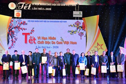 Thượng tướng Trần Quang Phương và Thượng tướng Nguyễn Văn Rinh trao quà tặng đại diện các nạn nhân. (Nguồn: Báo Quân đội nhân dân)