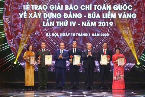 Thủ tướng Nguyễn Xuân Phúc và ông Trần Quốc Vượng, Ủy viên Bộ Chính trị, Thường trực Ban Bí thư trao giải A cho tác giả và nhóm tác giả đoạt giải. (Ảnh: Minh Quyết/TTXVN)