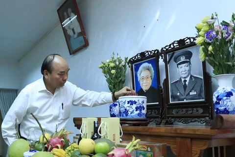 Thủ tướng Nguyễn Xuân Phúc dâng hương, tưởng nhớ Đại tướng Lê Đức Anh. (Ảnh: Thống Nhất/TTXVN)