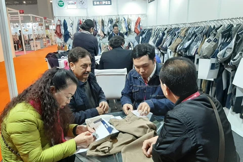 Các doanh nghiệp Việt Nam tìm kiếm nguồn hàng nguyên phụ liệu dệt may tại Hội chợ. (Ảnh: Huy Lê/TTXVN)