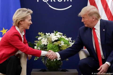 Chủ tịch Ủy ban châu Âu (EC) Ursula von der Leyen gặp Tổng thống Mỹ Donald Trump tại Diễn đàn Kinh tế Thế giới, Davos. (Nguồn: dpa)