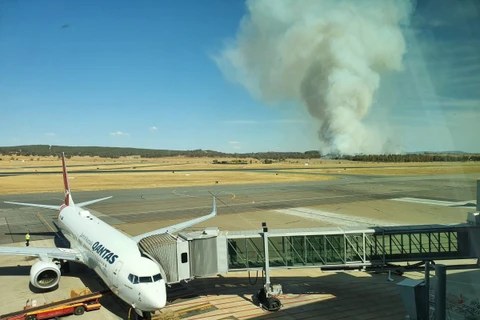 Một cột khói ở ngay sát sân bay Canberra. (Nguồn: Twitter / Mark Deasy)