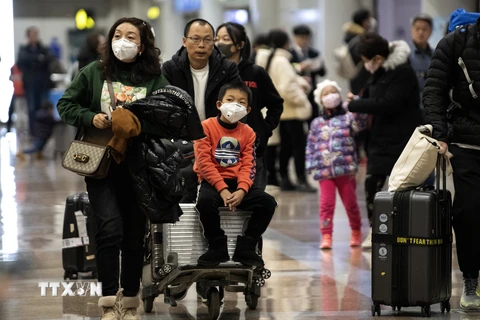 Hành khách đeo khẩu trang để phòng tránh sự lây lan của virus corona tại sân bay Bắc Kinh, Trung Quốc, ngày 21/1/2020. (Nguồn: AFP/TTXVN)