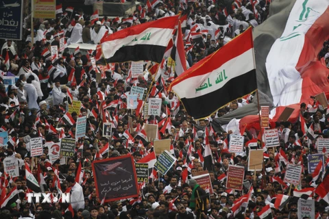 Hàng nghìn người Iraq tuần hành tại trung tâm thủ đô Baghdad yêu cầu Mỹ rút quân khỏi nước này ngày 24/1/2020. (Nguồn: AFP/TTXVN)