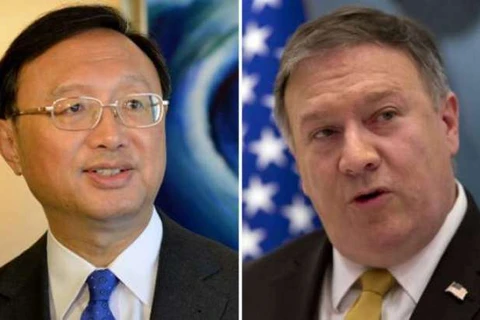 Ủy viên Quốc vụ Trung Quốc Dương Khiết Trì và Ngoại trưởng Mỹ Mike Pompeo. (Nguồn: urdupoint.com)