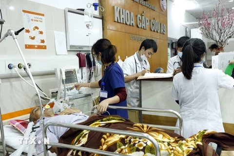Bệnh nhân cấp cứu tại Khoa Cấp cứu (A9) - Bệnh viện Bạch Mai (Bộ Y tế) trong dịp Tết Nguyên đán Canh Tý. (Ảnh: Dương Ngọc/TTXVN)