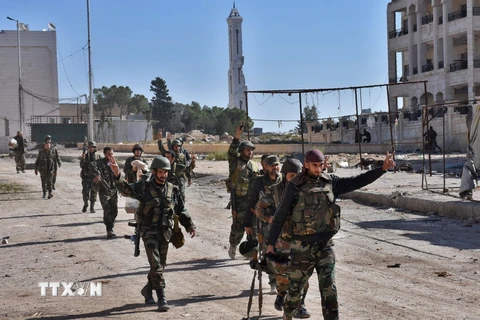 Binh sỹ ủng hộ Chính phủ Syria tại khu vực al-Hamdaniyah, phía Đông Aleppo. (Nguồn: AFP/TTXVN)