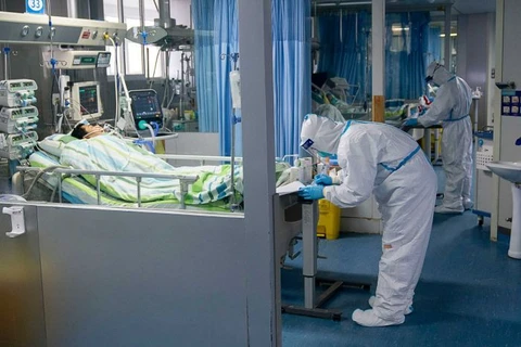 Một bệnh nhân nhiễm virus corona mới được điều trị cách ly trong một bệnh viện ở tâm dịch Vũ Hán. (Nguồn: THX)