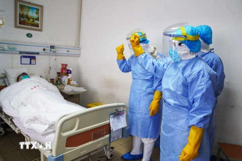 Các nhân viên y tế chăm sóc bệnh nhân nhiễm virus corona tại bệnh viện Châu Bình, tỉnh Sơn Đông, Trung Quốc, ngày 28/1/2020. (Nguồn: AFP/TTXVN)
