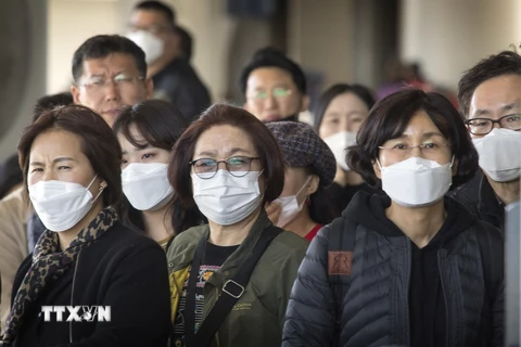 Hành khách đeo khẩu trang phòng lây nhiễm virus corona tại sân bay quốc tế Los Angeles ở California, Mỹ, ngày 29/1/2020. (Nguồn: AFP/TTXVN)