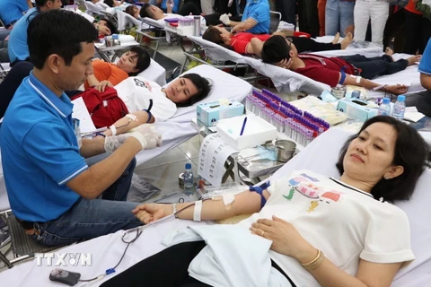 Quang cảnh hiến máu tại Chương trình “Tết vì người nghèo - Xuân Canh Tý” và Lễ hội Xuân Hồng 2020 ở Bình Dương. (Ảnh: Nguyễn Văn Việt/TTXVN) 