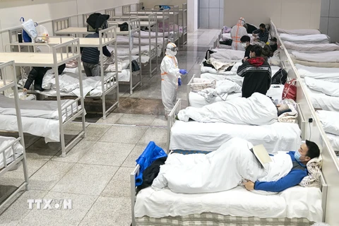 Bệnh nhân nhiễm virus corona chủng mới được điều trị tại bệnh viện dã chiến ở Vũ Hán, tỉnh Hồ Bắc, Trung Quốc, ngày 5/2/2020. (Nguồn: THX/TTXVN)