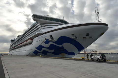 Du thuyền Diamond Princess neo tại cảng Yokohama của Nhật Bản ngày 6/2/2020. (Nguồn: AFP/TTXVN)