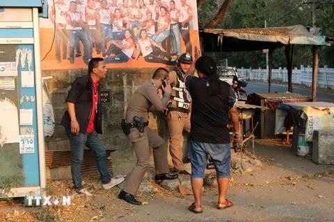 Binh sỹ Thái Lan phong tỏa tại hiện trường vụ xả súng một trung tâm thương mại ở Nakhon Ratchasima, phía Đông Bắc thủ đô Bangkok ngày 8/2/2020. (Nguồn: Khaosodenglish/TTXVN)