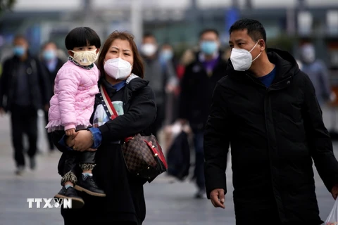 Hành khách đeo khẩu trang đề phòng lây nhiễm virus corona chủng mới tại một nhà ga ở Thượng Hải, Trung Quốc ngày 2/2/2020. (Nguồn: ANI/TTXVN)