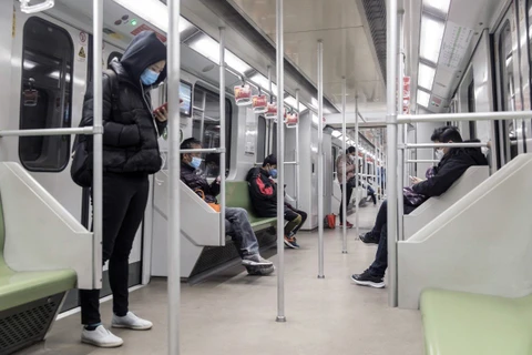 Người dân đi lại bằng tàu điện ngầm ở Thượng Hải, Trung Quốc. (Nguồn: Bloomberg)